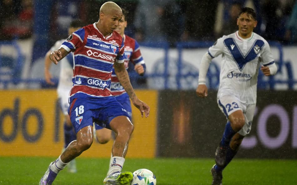 Deyverson em ação no jogo do Fortaleza contra o Vélez Sarsfield pela Libertadores