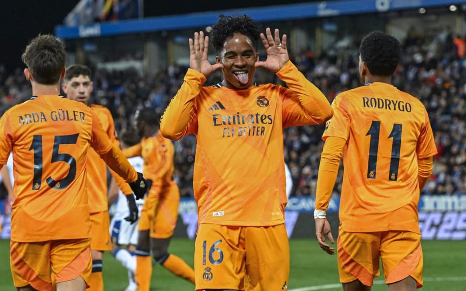 Endrick 'imita' Neymar em comemoração pelo Real Madrid (Foto: Javier Soriano/AFP)