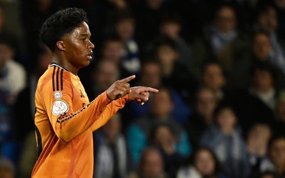 Endrick comemora gol no jogo do Real Madrid contra o Real Sociedad