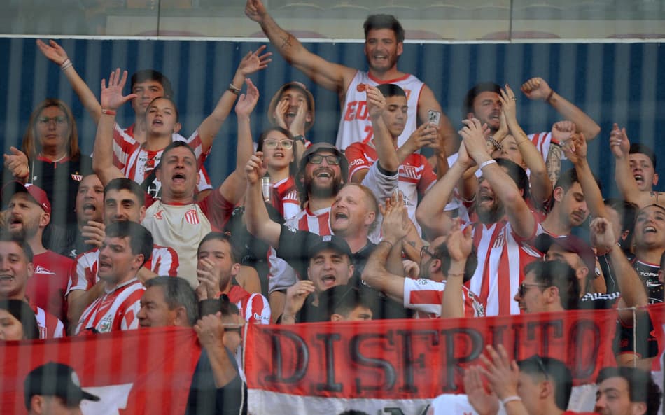 Torcedores do Estudiantes no jogo contra o Cerro Porteño