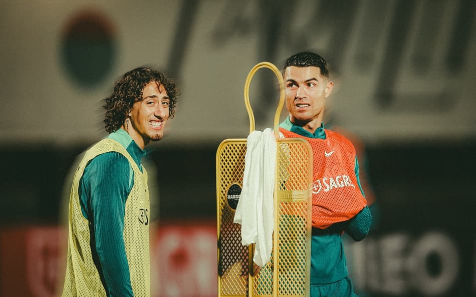 Fábio Silva ao lado de Cristiano Ronaldo na seleção de Portugal