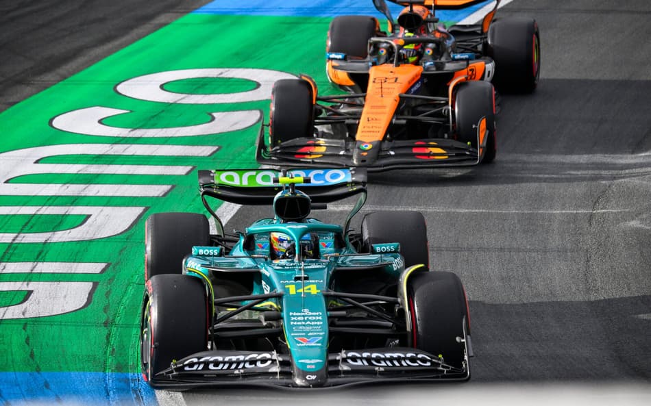 Fernando Alonso, da Aston Martin, e Oscar Piastri, da McLaren, em ação no treino livre do GP da Holanda pela F1 2025 (Foto: JOHN THYS / AFP)