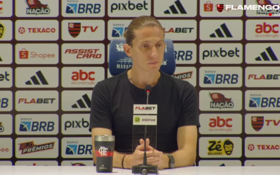 Filipe Luís na coletiva de imprensa após vitória contra o Atlético-MG (Reprodução: Flamengo TV)