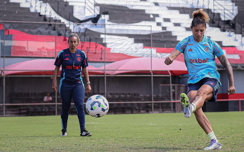 Rosana Augusto (treinadora) e Cristiane (jogadora) atuam no Flamengo. (Foto: PaulaReis/Flamengo)