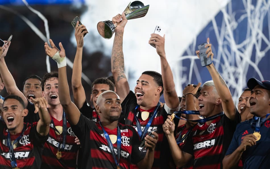Jogadores do Flamengo comemoram a conquista do Mundial Sub-20 sobre o Barcelona