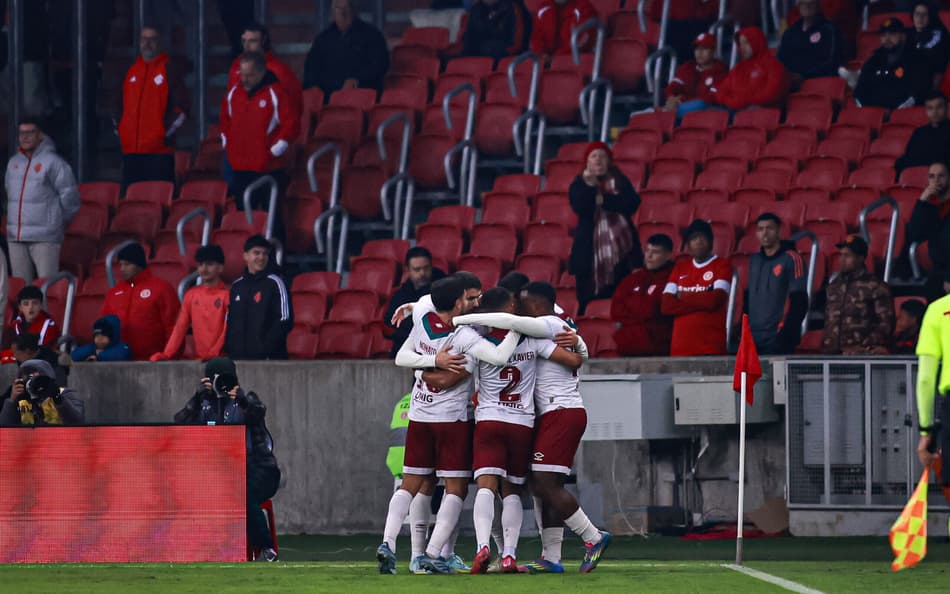 Jogadores do Fluminense comemoram gol de Serna contra o Internacional