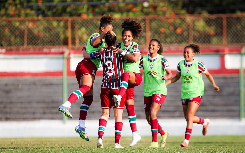 Gislaine comemora seu gol com o time do Fluminense pela Copa do Brasil Feminina
