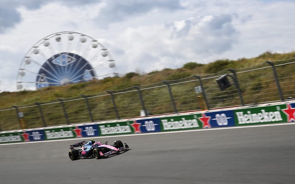 Franco Colapinto, da Alpine, em ação no primeiro treino do GP da Holanda na F1 2025 (Foto: NICOLAS TUCAT / AFP)
