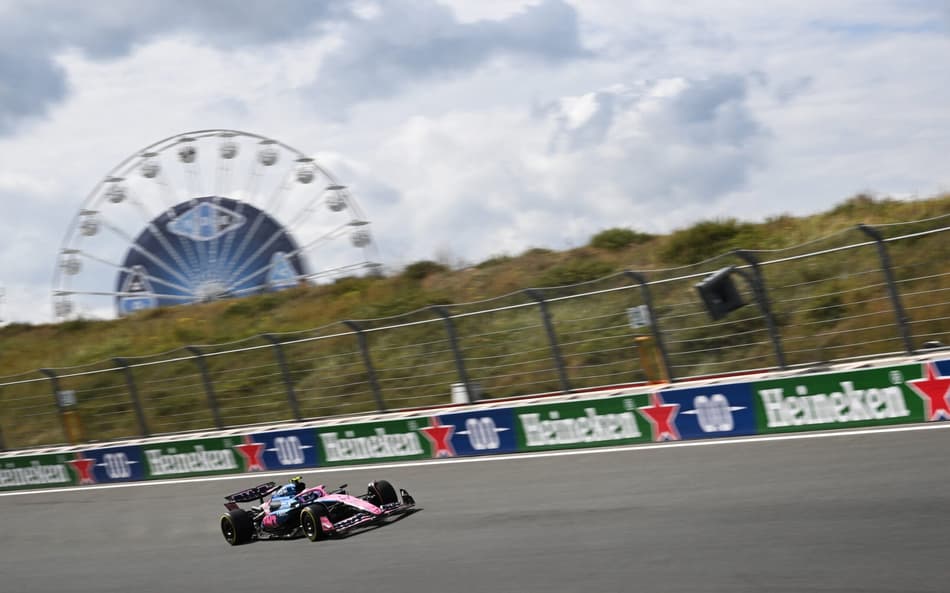 Franco Colapinto, da Alpine, em ação no primeiro treino do GP da Holanda (Foto: NICOLAS TUCAT / AFP)