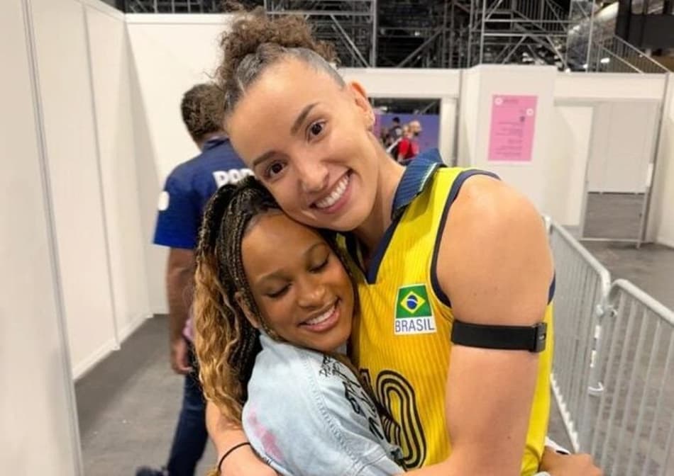Rebeca Andrade e Gabi Guimarães se abraçando (Foto: Reprodução/Instagram: @gabiguimaraes10)