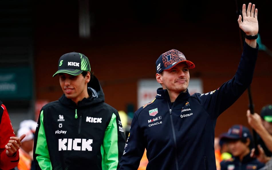 Max Verstappen, da Red Bull, e Gabriel Bortoleto, da Sauber, durante apresentação dos pilotos no GP da Bélgica pela F1 2025 (Foto: SIMON WOHLFAHRT / AFP)