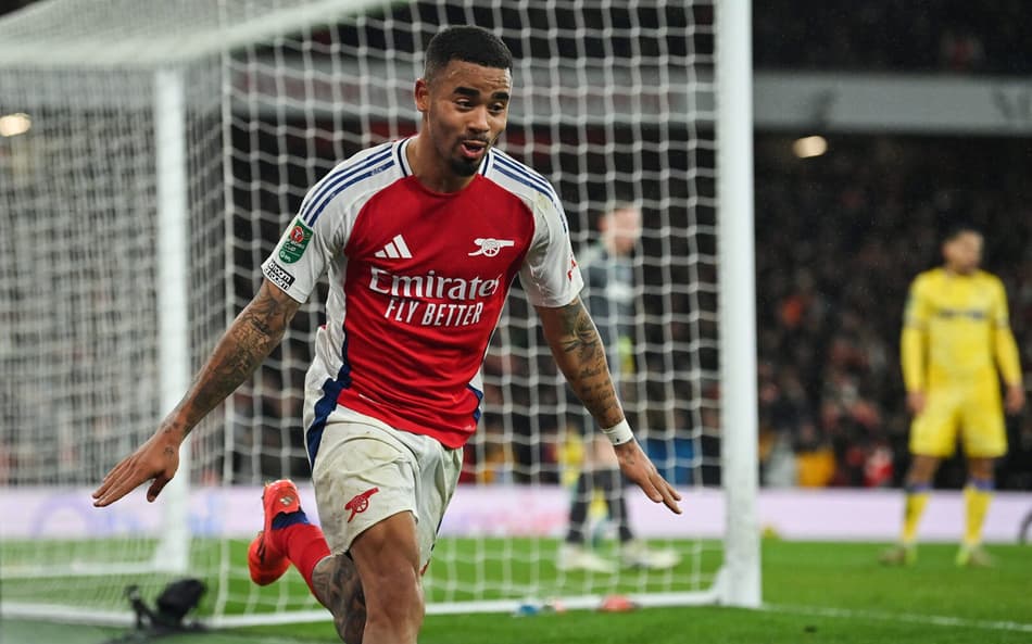 Gabriel Jesus, grande destaque do Arsenal na vitória por 3 a 2 pela Copa da Liga Inglesa (Foto: Glyn Kirk/AFP)