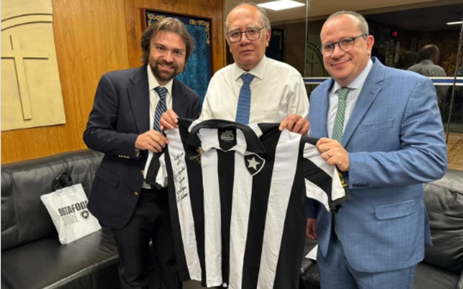 Gilmar Mendes posa com camisa do Botafogo autografada por Jairzinho