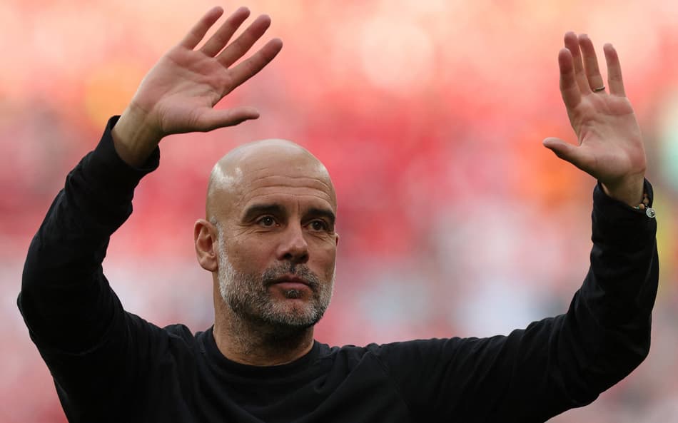 Pep Guardiola ganhou reforços para o Mundial (Foto: Adrian Dennis / AFP)