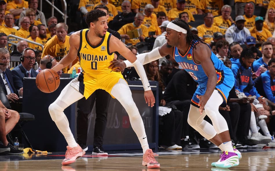 Tyrese Haliburton, do Pacers, e Luguentz Dort, do Thunder, em disputa pelo jogo 3 das finais da NBA (Foto: Nathaniel S. Butler/NBAE via Getty Images/AFP)