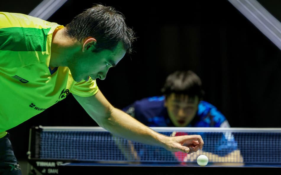 A concentração de Hugo Calderano na hora do saque na vitória nas oitavas de final do WTT de Foz do Iguaçu (Foto: Abelardo Mendes Jr/ CalderanoTM)
