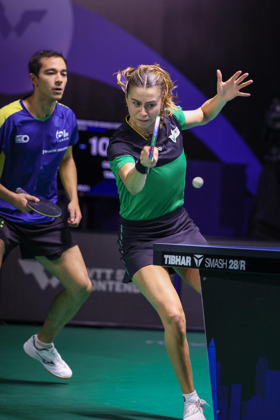 Obervada por Hugo Calderano, Bruna Takahashi em ação na dupla mista (Foto: Abelardo Mendes Jr/ CalderanoTM)