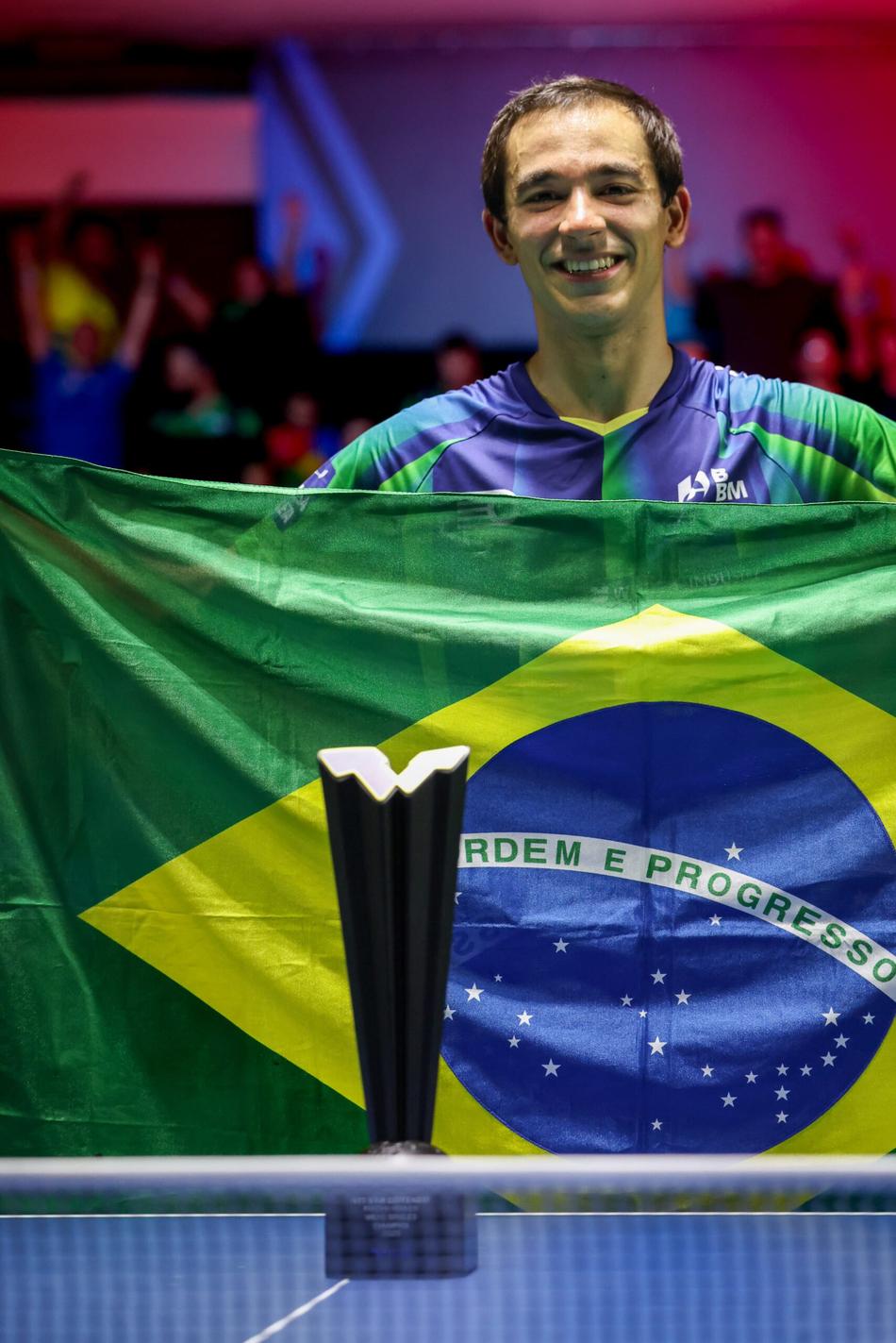 Hugo Calderano exibe a bandeira do Brasil após o titulo em Foz do Iguaçu (Foto: Abelardo Mendes Jr/ CalderanoTM)
