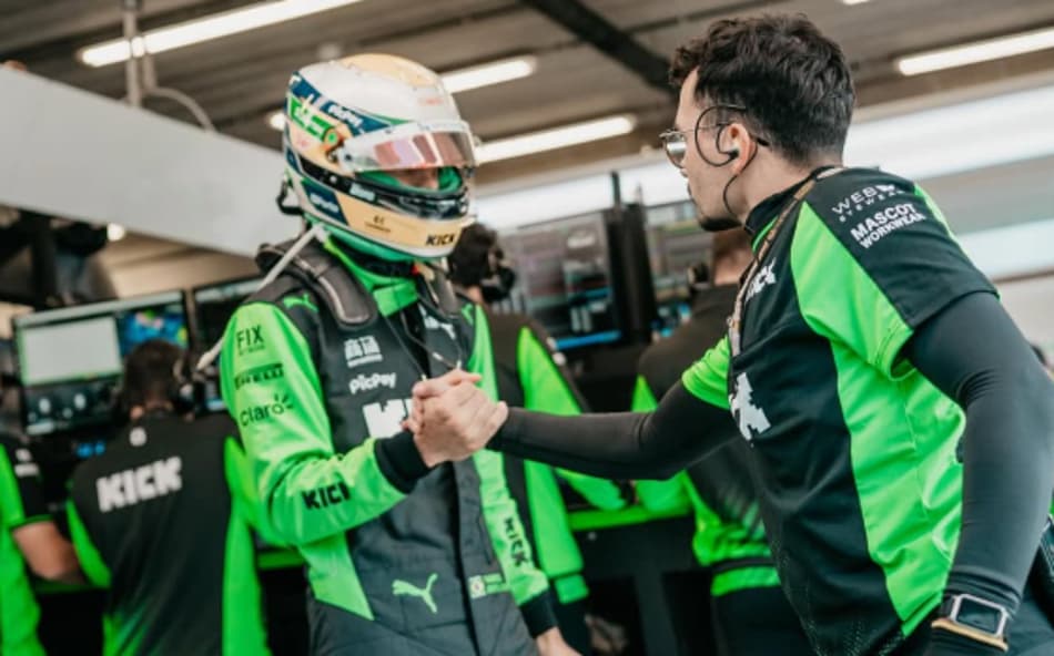 Gabriel Bortoleto é cumprimentado por engenheiro da Sauber na F1 2025 (Foto: Reprodução/Arquivo)