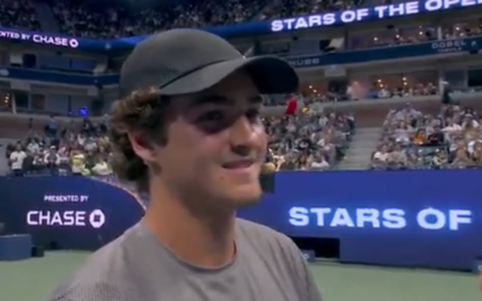 João Fonseca durante os parabéns na quadra central do US Open (Reprodução)