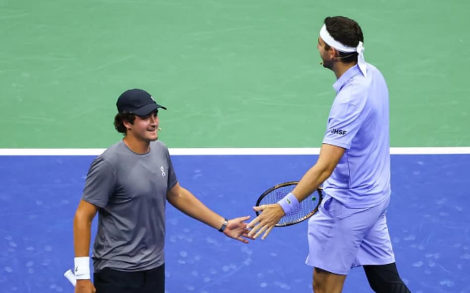 João Fonseca na exibição com o argentino Juan Martin Del Potro no US Open (Reprodução)