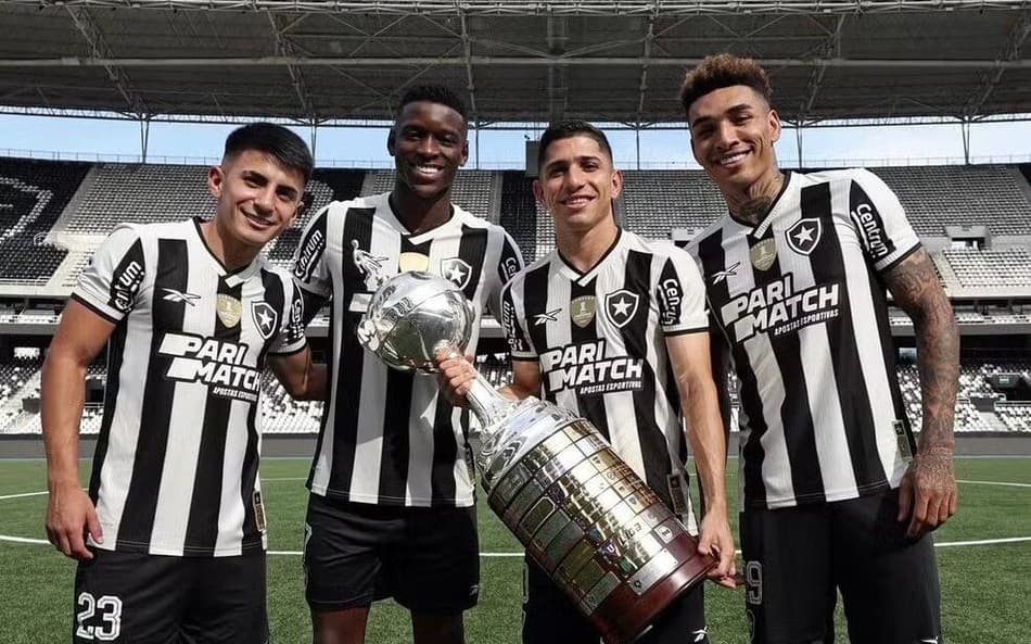 Thiago Almada, Luiz Henrique, Savarino e Igor Jesus foram campeões da Libertadores com o Botafogo
