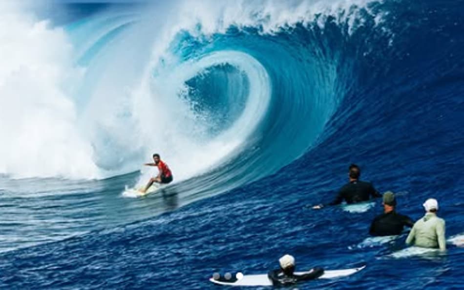 Filipe Toledo durante bateria em Teahuppo (WSL