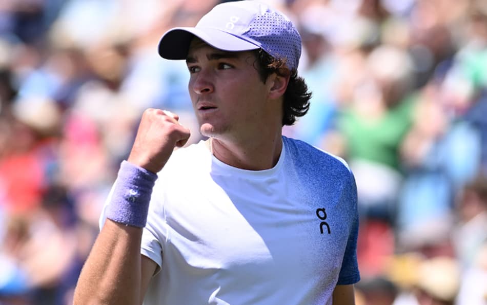 João Fonseca comemora ponto na vitória sobre Bergs em Eastbourne (Divulgação)