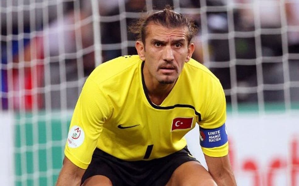 Rustu fez história na Turquia e foi um dos melhores goleiros da Copa de 2002