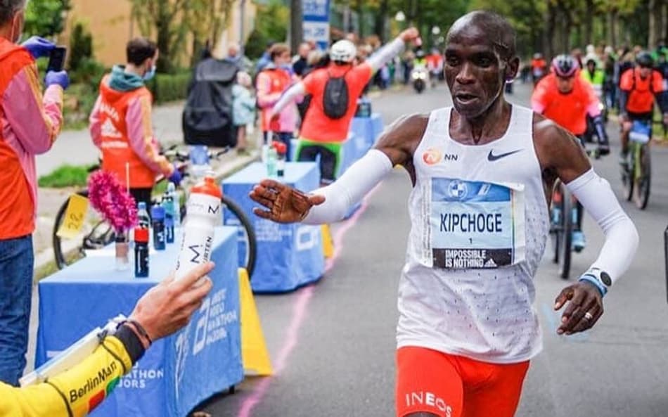 Claus Henning-Schulke foi o responsável pela entrega das garrafas de hidratação de Eliud Kipchoge na Maratona de Berlim. (Divulgação)