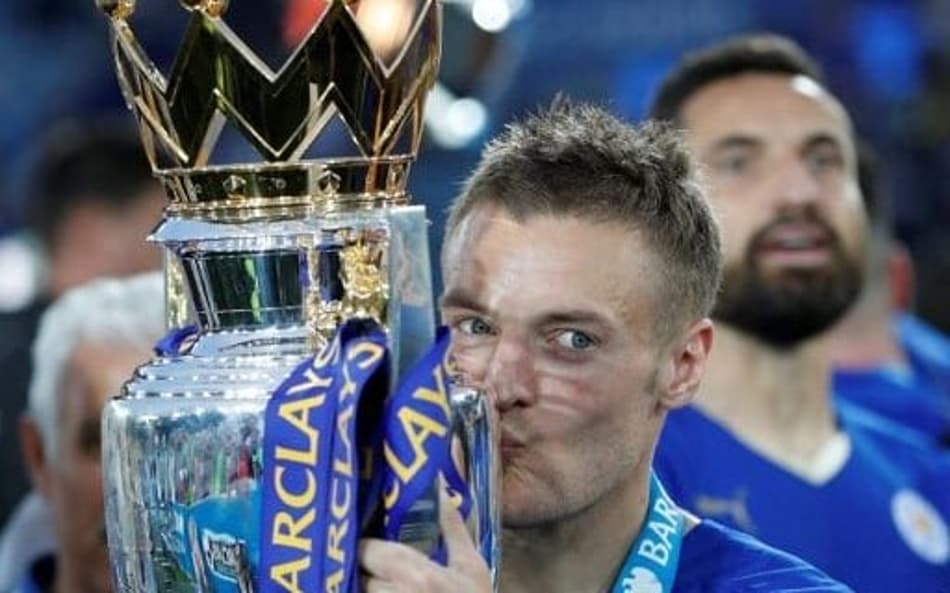 Vardy beija a taça da Premier League de 2015/16
