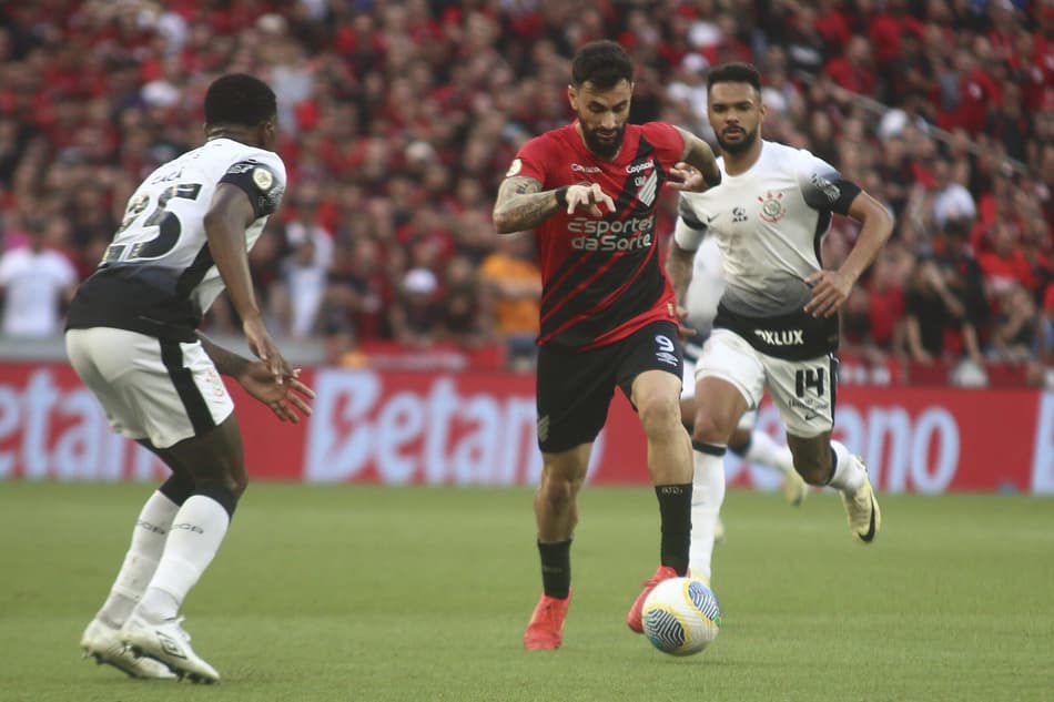 Corinthians e Athletico-PR se enfrentam pelo Brasileirão (Foto: Gabriel Machado/AGIF)