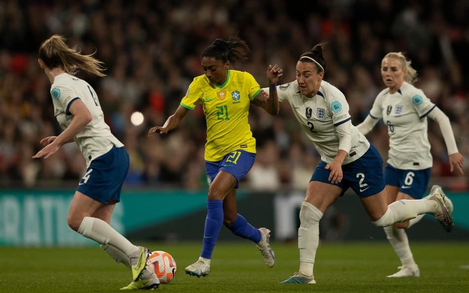 Kerolin conduz bola em Brasil x Inglaterra, pela Finalíssima Feminina 2023. (Foto: Thais Magalhães/CBF)