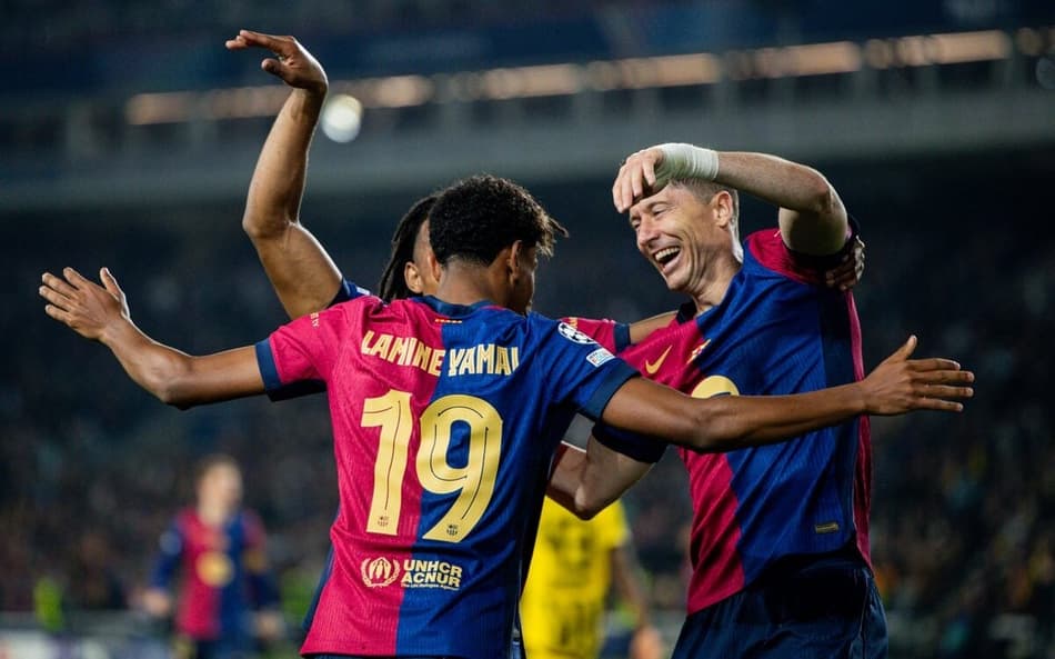 Lamine Yamal e Robet Lewandowski comemorando gol contra o Borussia Dortmund pela Champions