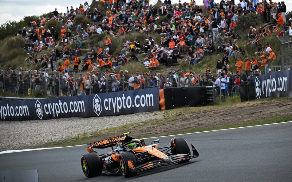 Lando Norris, da McLaren, em ação no primeiro treino do GP da Holanda (Foto: NICOLAS TUCAT / AFP)