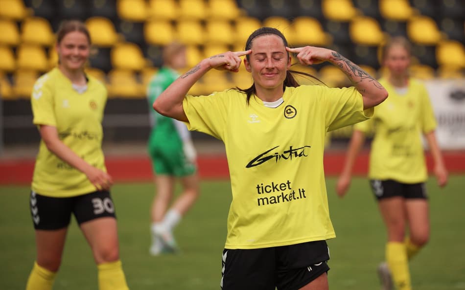 Laura comemora gol pelo Gintra Universitetas FC na Champions League Feminina. (Foto: Gintra/Divulgação)