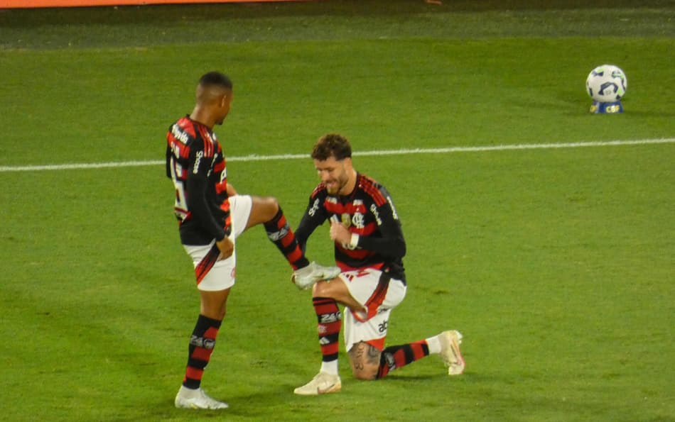 Léo Pereira comemora gol do Flamengo com Samuel Lino (Foto: Lucas Bayer/Lance!)
