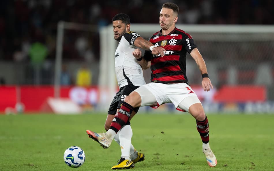 Léo Ortiz disputa bola com Hulk gol no jogo do Flamengo contra o Atlético-MG no Maracanã