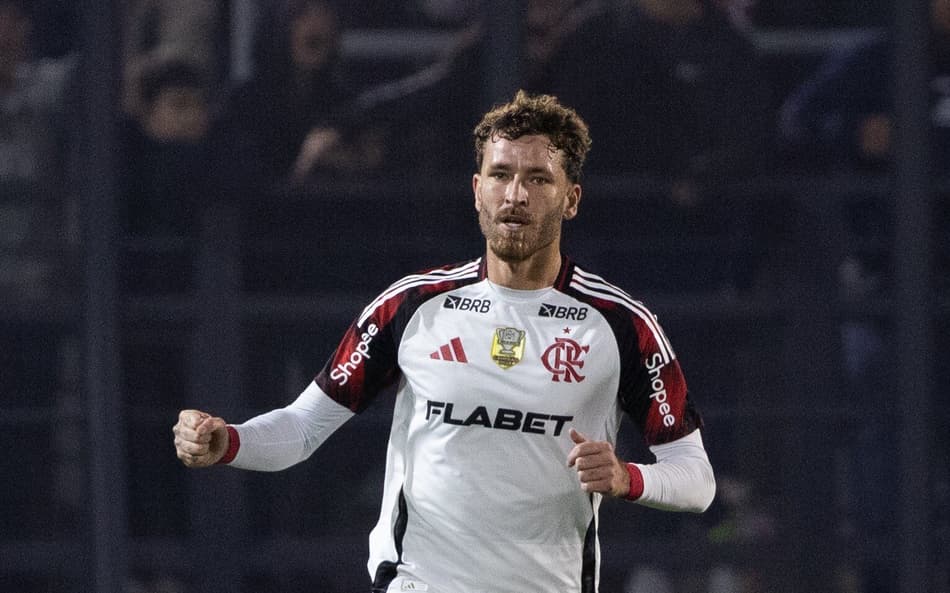 Léo Pereira comemora gol no jogo do Flamengo contra o Bragantino