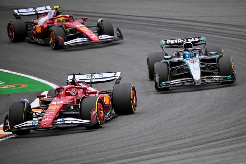 Charles Leclerc, George Russell e Lewis Hamilton em disputa no GP da Holanda pela F1 2025 (Foto: JOHN THYS / AFP)