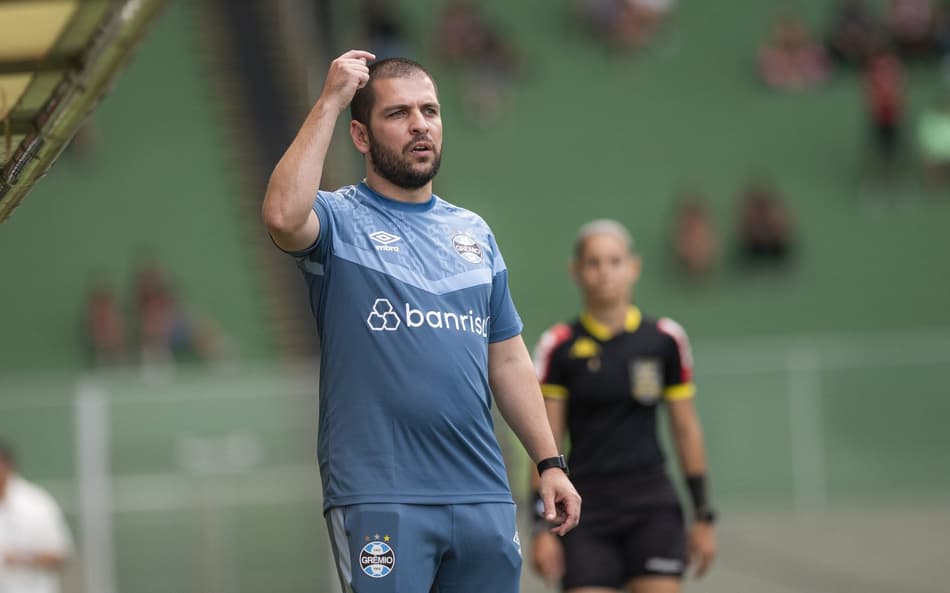 Rubens Franco, do Grêmio, comanda Seleção Feminina Sub-15. (Foto: Alessandra Torres | Staff Images Woman | CBF)