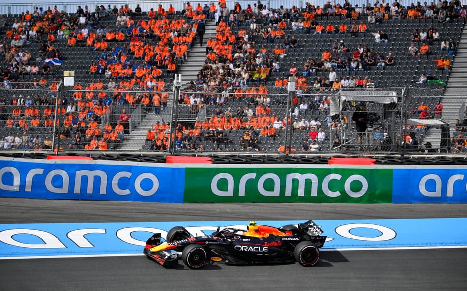 Max Verstappen, da Red Bull, em ação no primeiro treino do GP da Holanda (Foto: JOHN THYS / AFP)