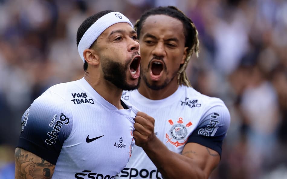 Memphis Depay comemora com Carrillo seu gol no jogo do Corinthians contra o Sport pelo Brasileirão