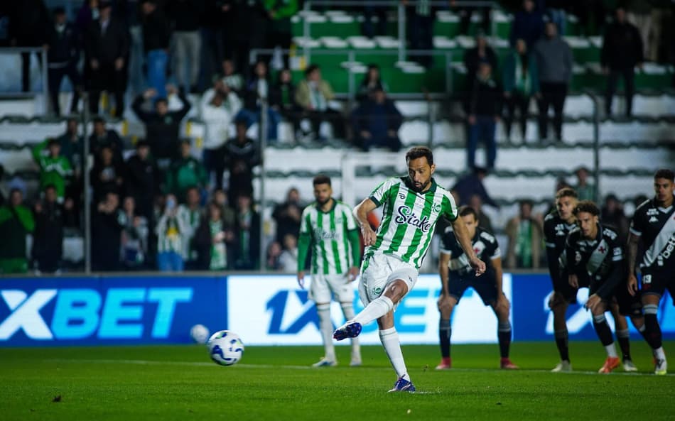 Nenê marca de pênalti contra o Vasco (Foto: Fernando Alves / Juventude)