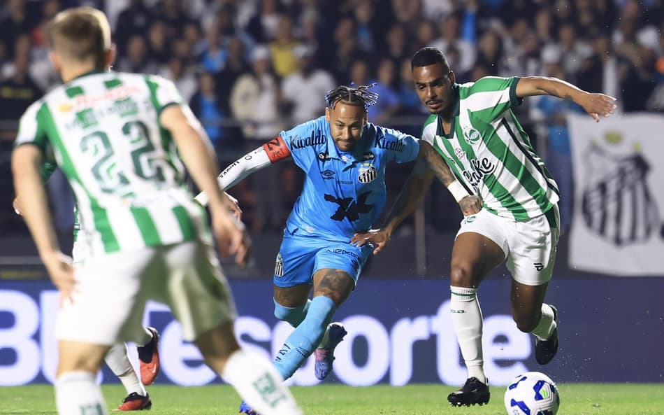Neymar disputa bola no jogo do Santos contra o Juventude no Morumbis