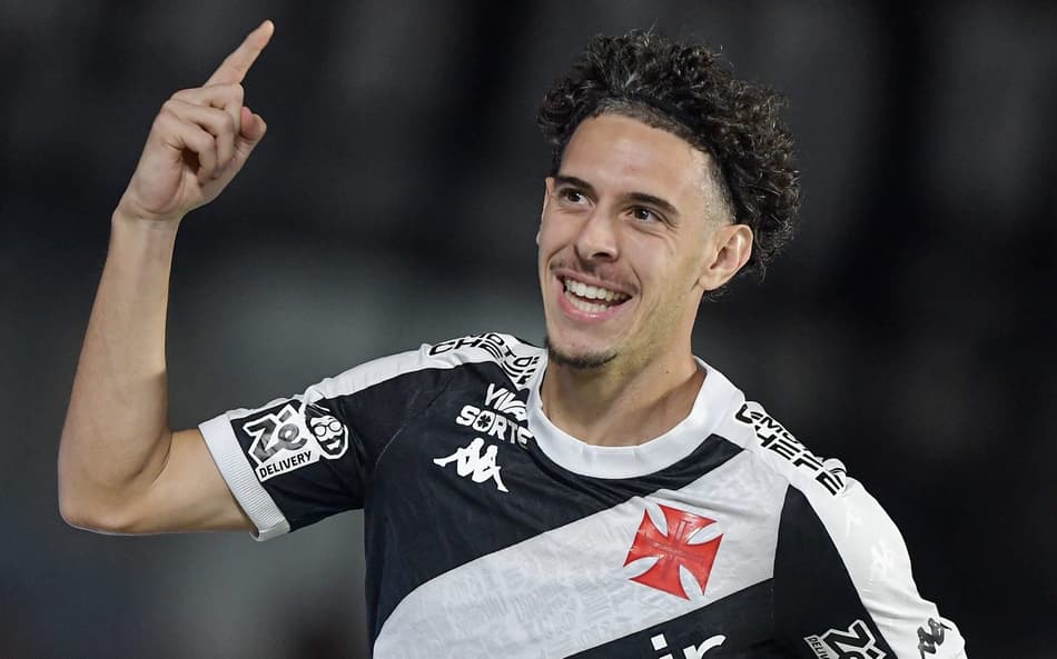 Nuno Moreira comemora seu gol no jogo do Vasco contra o Fortaleza