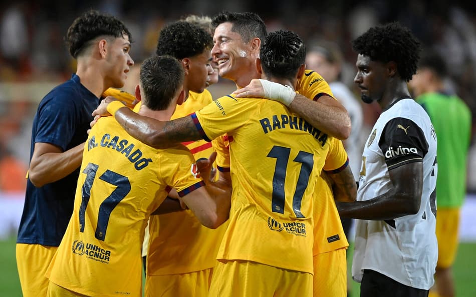 Barcelona é o principal adversário do Real Madrid pelo título de LaLiga (Foto: JOSE JORDAN / AFP)