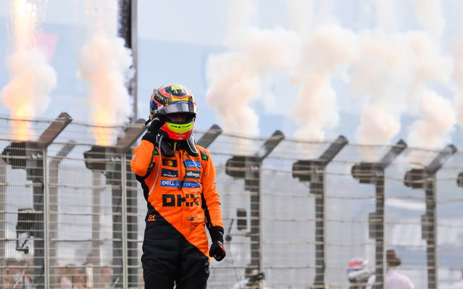 Oscar Piastri, da McLaren, comemora vitória no GP da Holanda na F1 2025 (Foto: JOHN THYS / AFP)