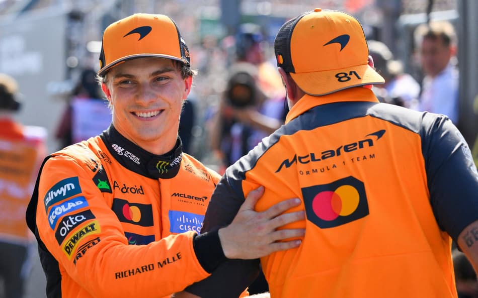 Oscar Piastri comemorando pole position no GP da Holanda na F1 2025 (Foto: JOHN THYS / AFP)