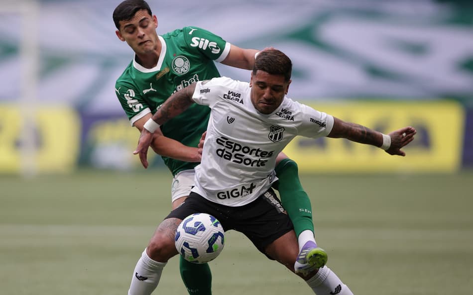 Sosa, jogador do Palmeiras, disputa lance com Galeano, jogador do Ceará, durante partida no Allianz Parque